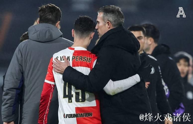 3万人见证！42岁范佩西执教 19岁儿子首秀：1米86踢中锋