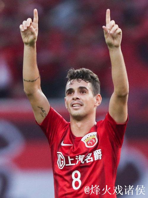 奥斯卡宣布34岁退役，告别效力8年的上海海港