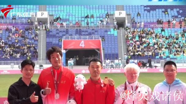 苏炳添现身广东奥体中心为残疾人运动员颁奖