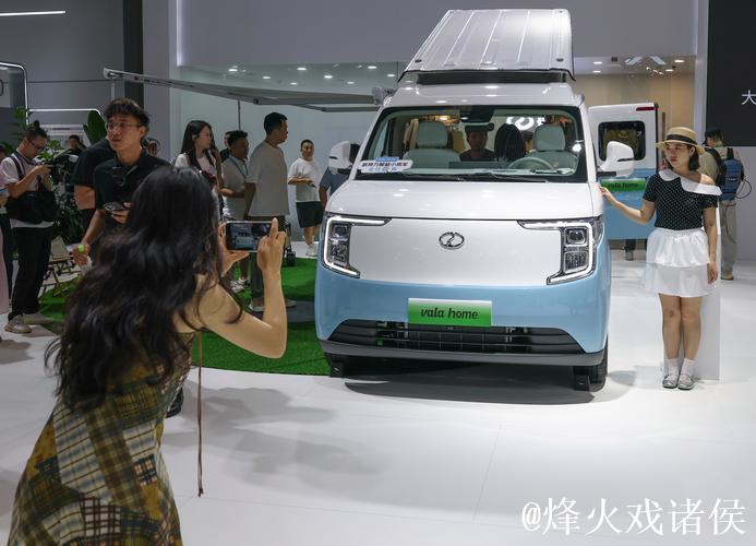 财经聚焦-更聪明 更安全 更开放——从智博会看智能网联新能源汽车新趋势